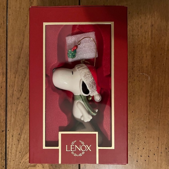 Lenox Peanuts Snoopy Under The Mistletoe 2022 Ornament NEW IN BOX - Picture 1 of 6